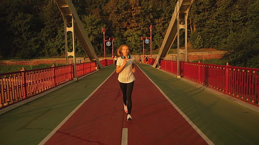 女士在人行桥上奔跑视频的预览图