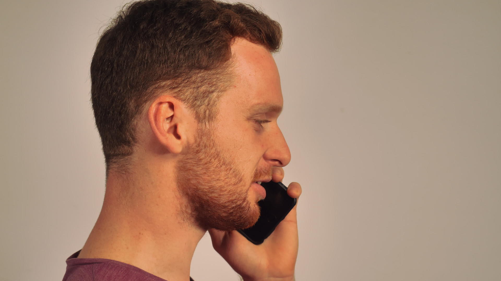 红发男人站在旁边在电话里和白人聊天视频的预览图
