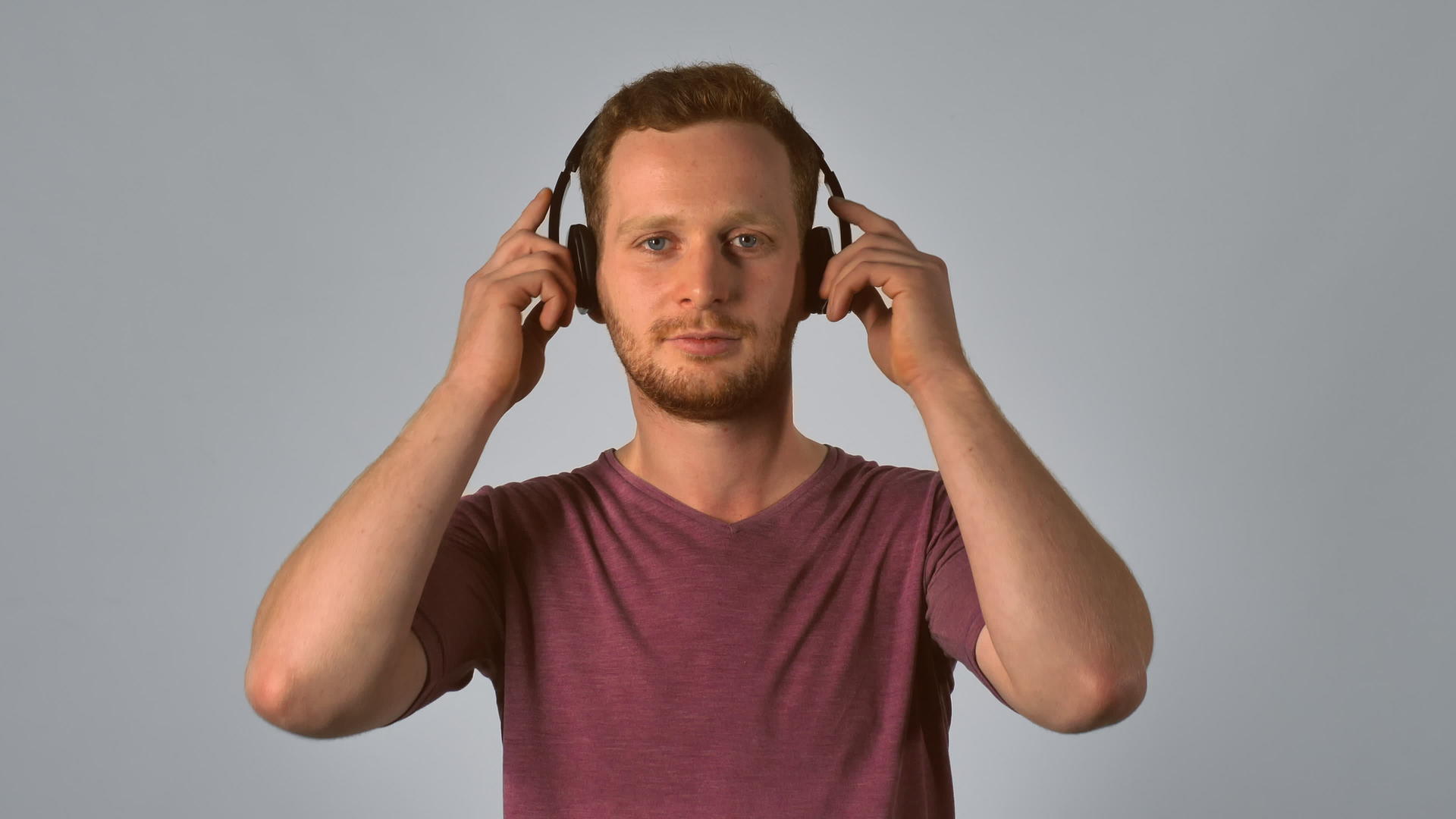 男人用耳机跳舞视频的预览图