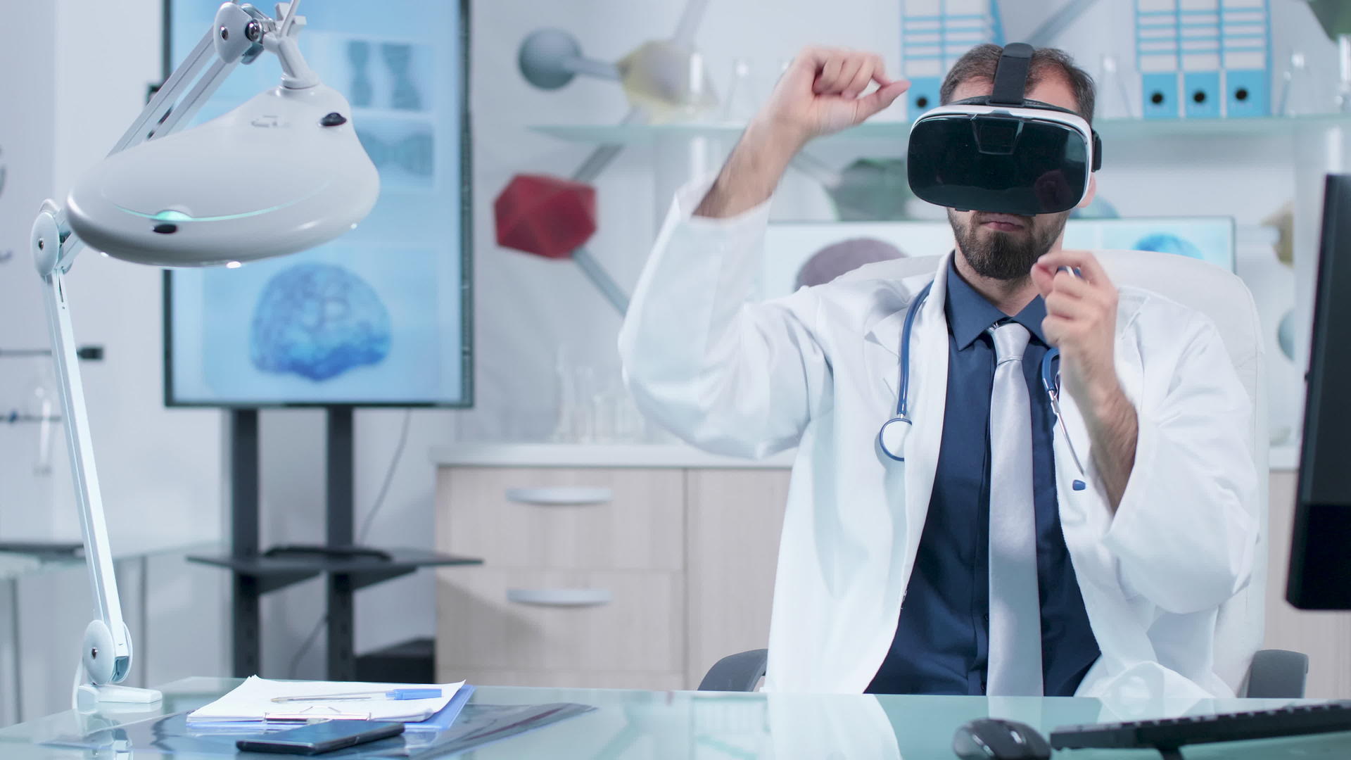 医生在调制解调器办公室的虚拟空间工作时戴上副头盔视频的预览图