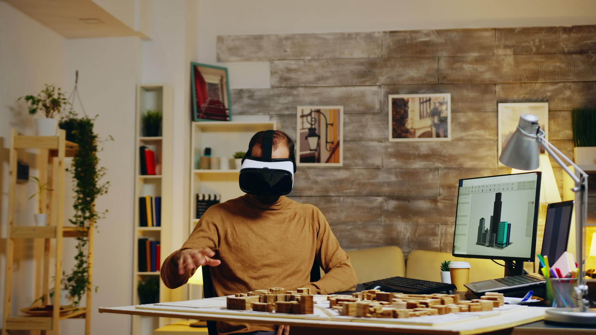 年轻建筑师使用虚拟现实护目镜视频的预览图