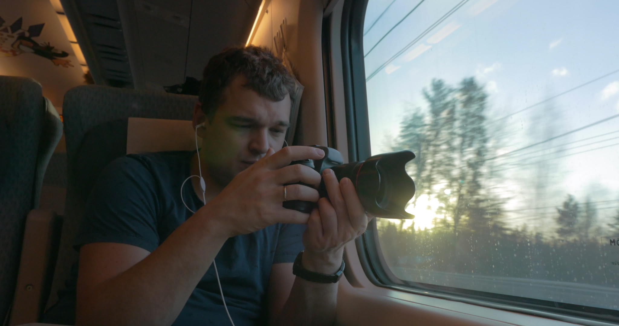 男性旅行者通过火车窗拍摄视频视频的预览图