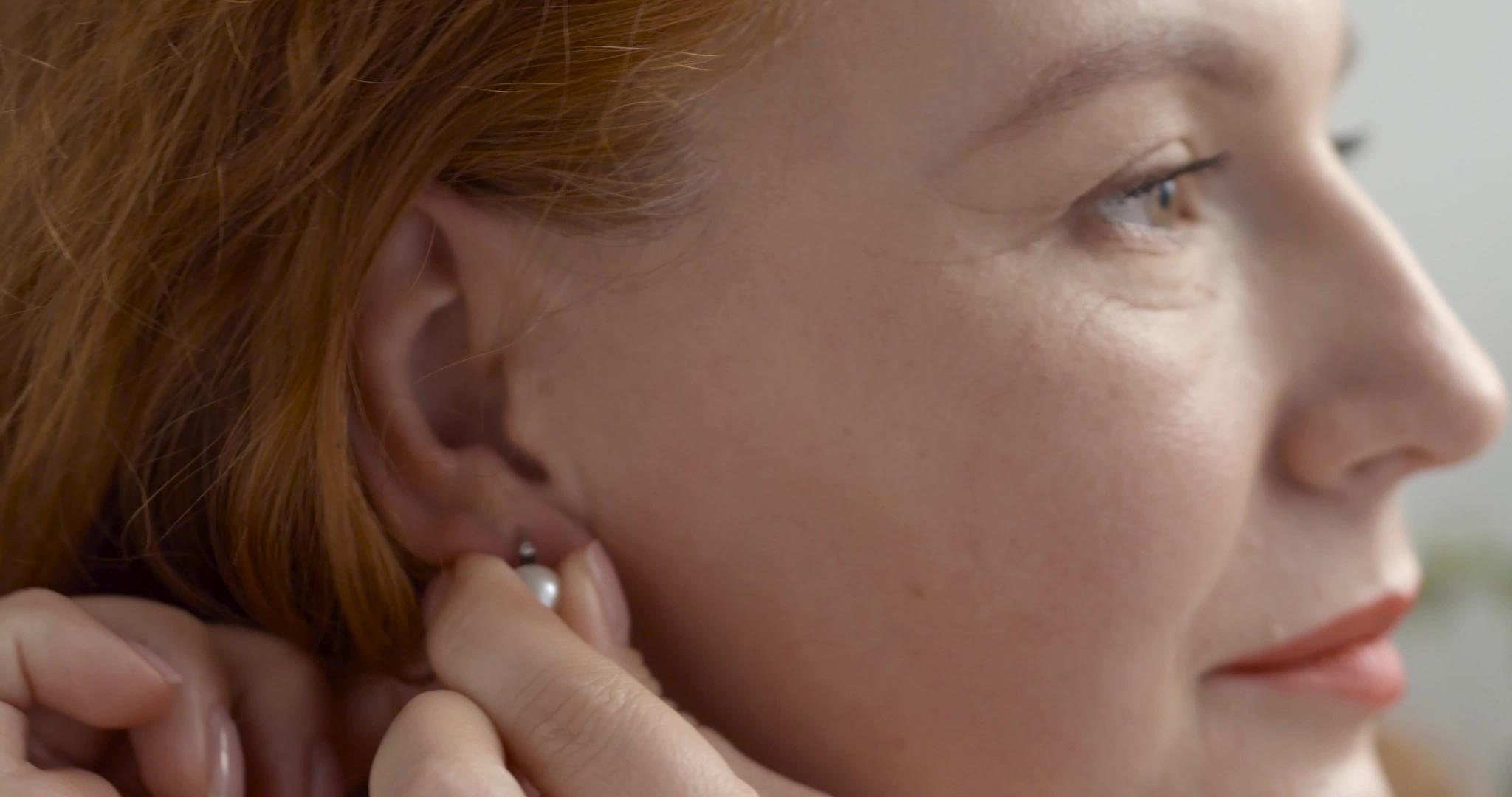 一个戴着耳环的漂亮女人的肖像视频的预览图