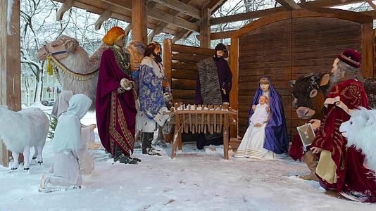 圣诞设施安装在新生的伊利图亚耶稣基督维尼乌斯视频的预览图