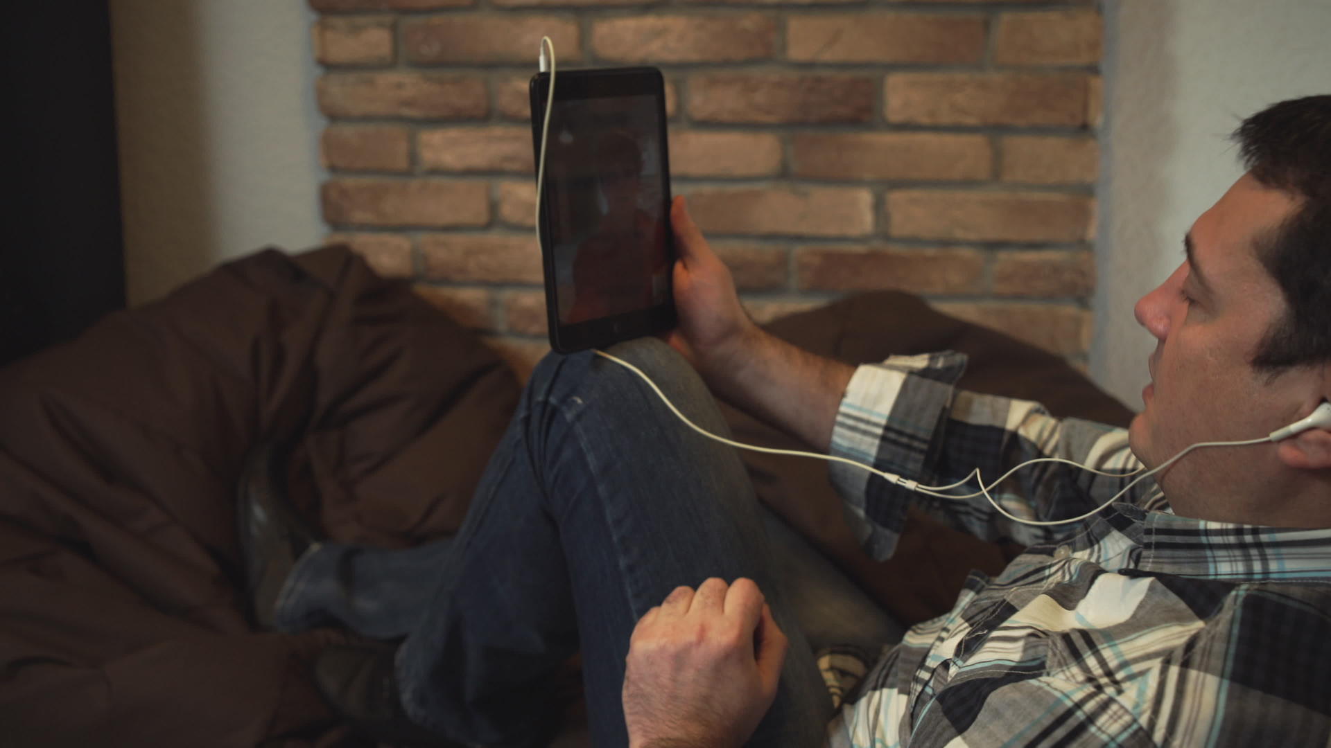 男人用平板电脑和朋友聊天视频的预览图