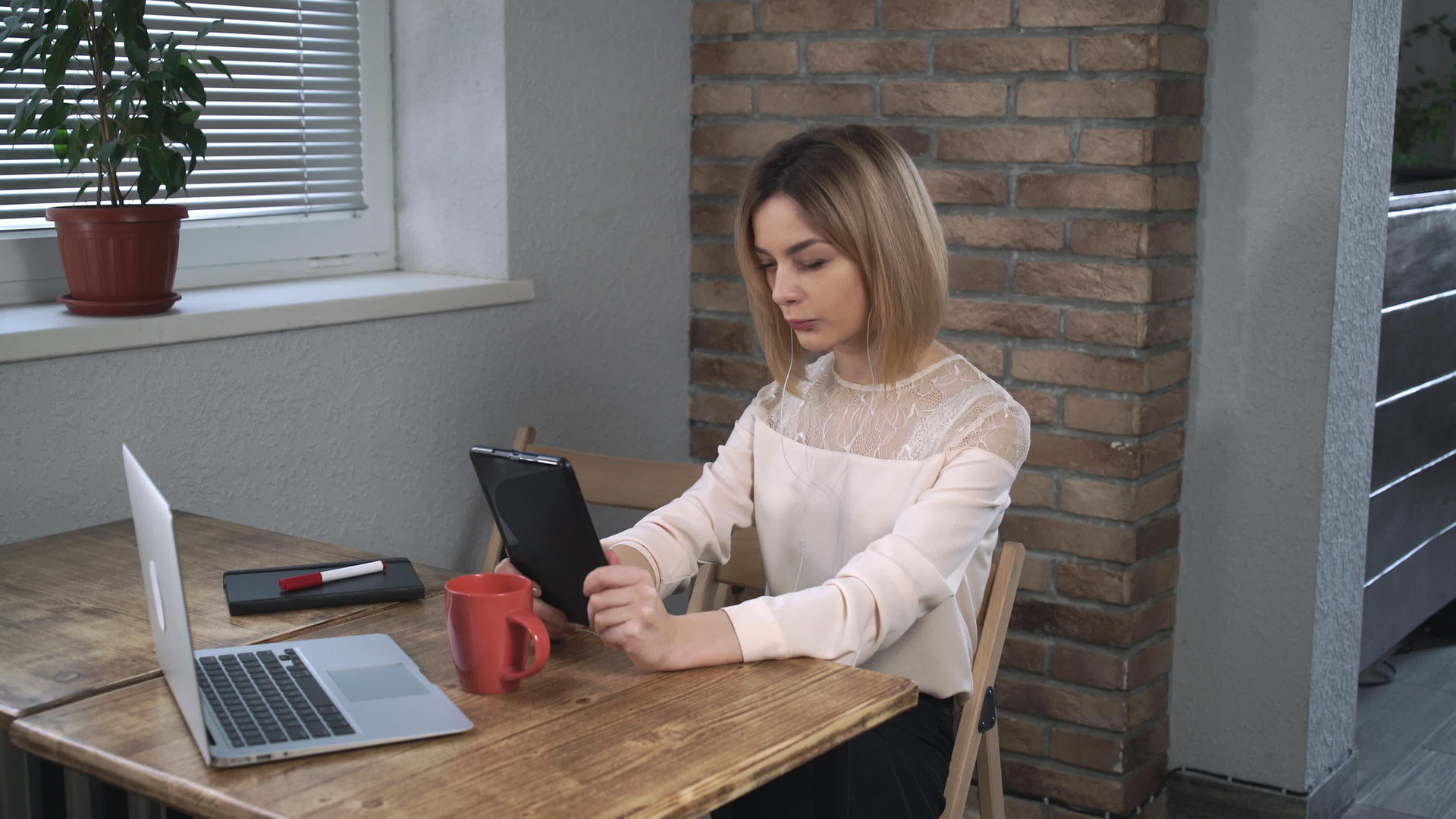 女性在数字平板电脑上与朋友进行视频聊天视频的预览图