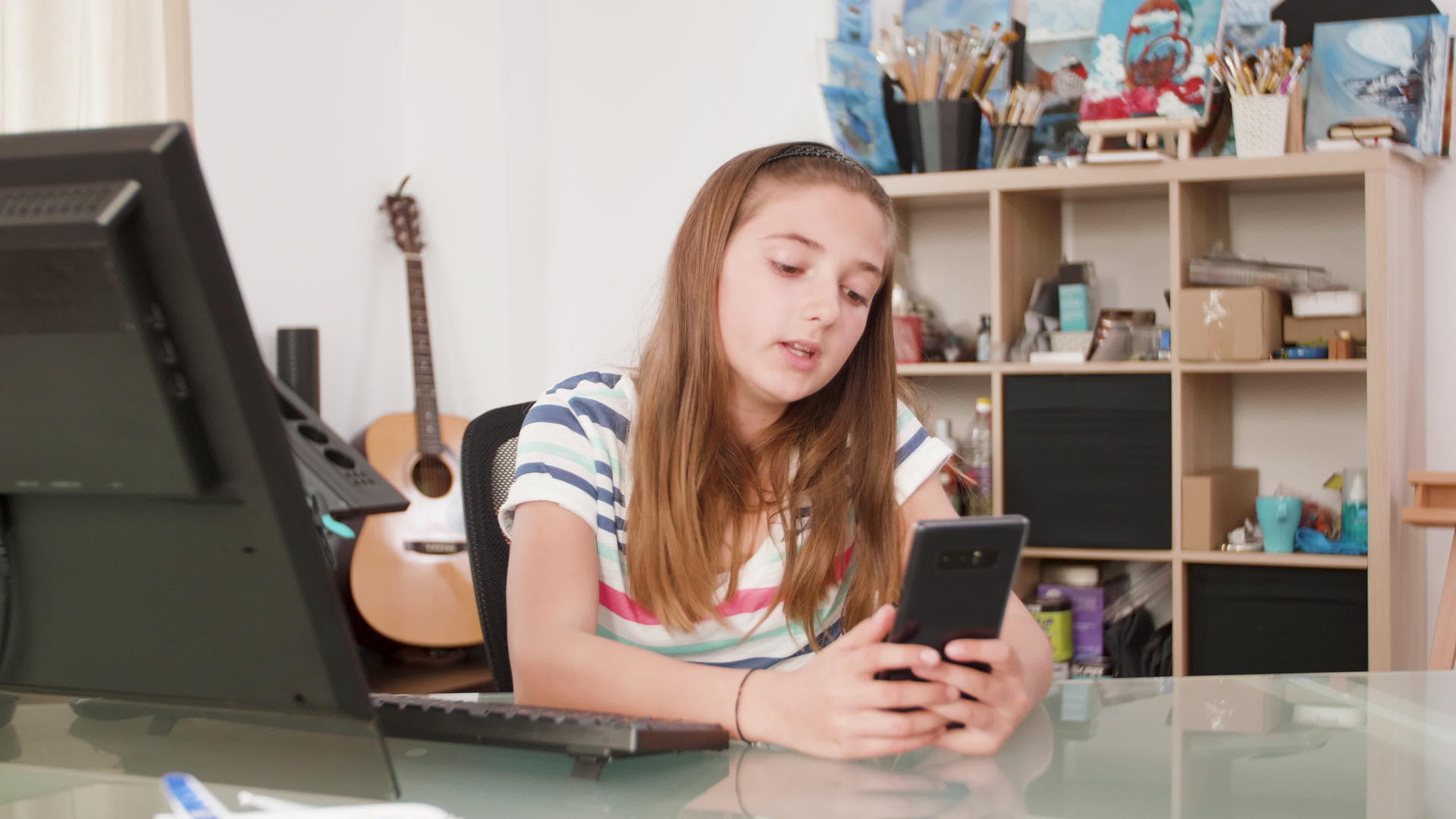 女孩在视频电话上与朋友聊天视频的预览图