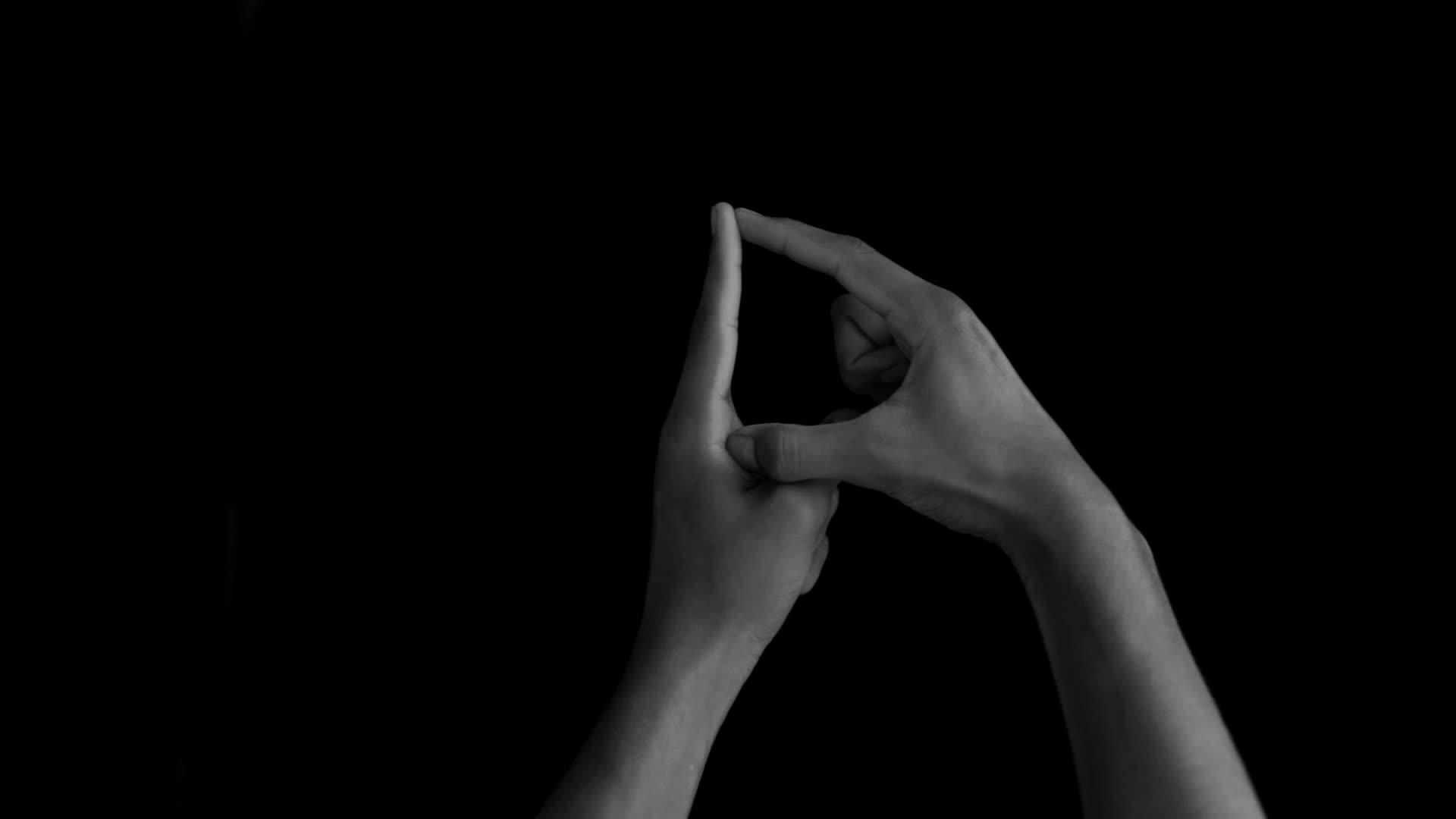 举起双手展示英国手语的字母符号耳聋和哑巴视频的预览图