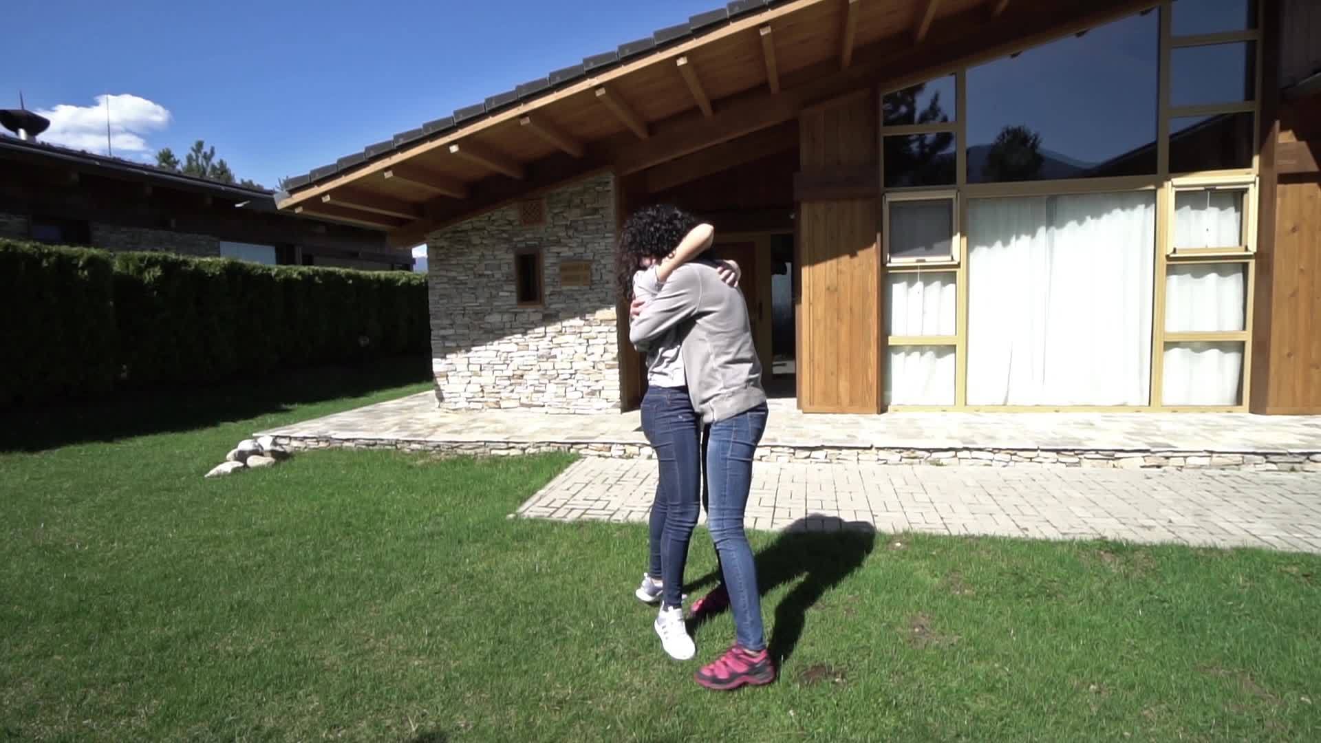 女儿儿回家时她跳到母亲身边拥抱她地吻着她视频的预览图