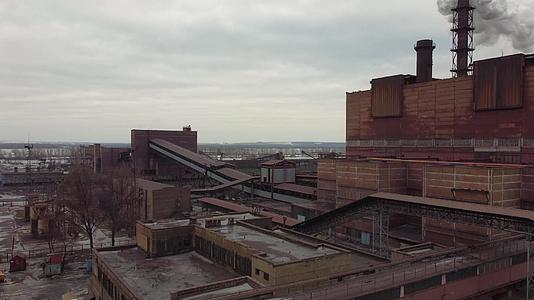 乌克兰最大的吸烟烟囱、波尔塔瓦采矿和加工厂用于黑色冶金视频的预览图