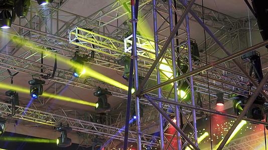 在表演期间剧院舞台上的照明设备穿过烟雾视频的预览图