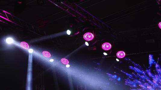 音乐会期间舞台上有聚光灯视频的预览图