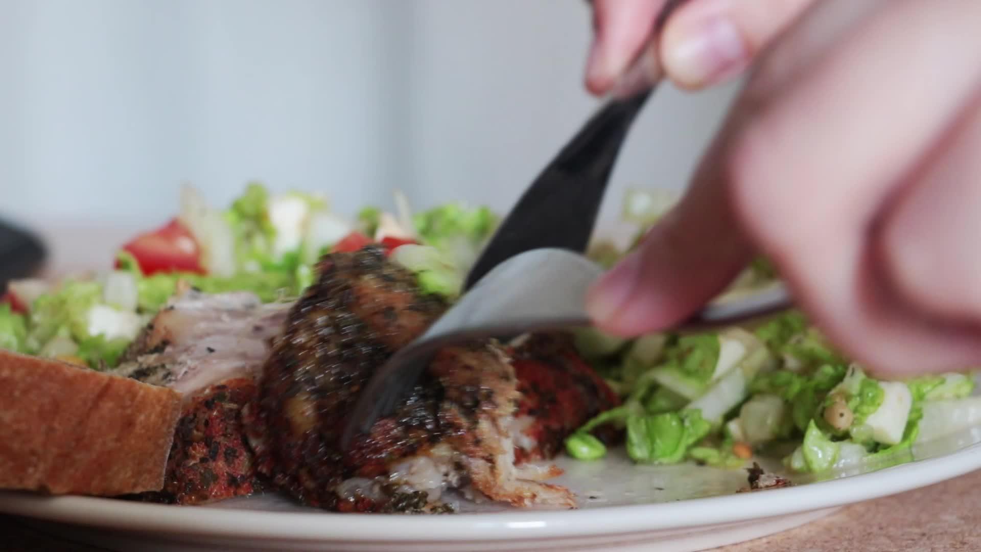 肉类以新鲜沙拉为主视频的预览图