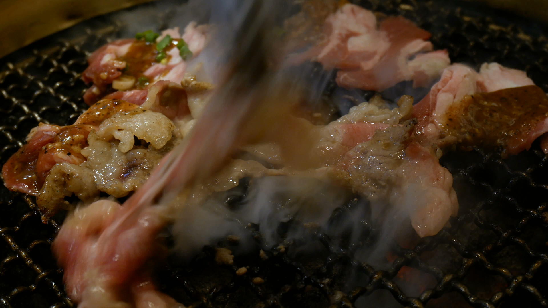 烧烤概念生牛肉烧烤和火烧炉炭高定义视频的预览图