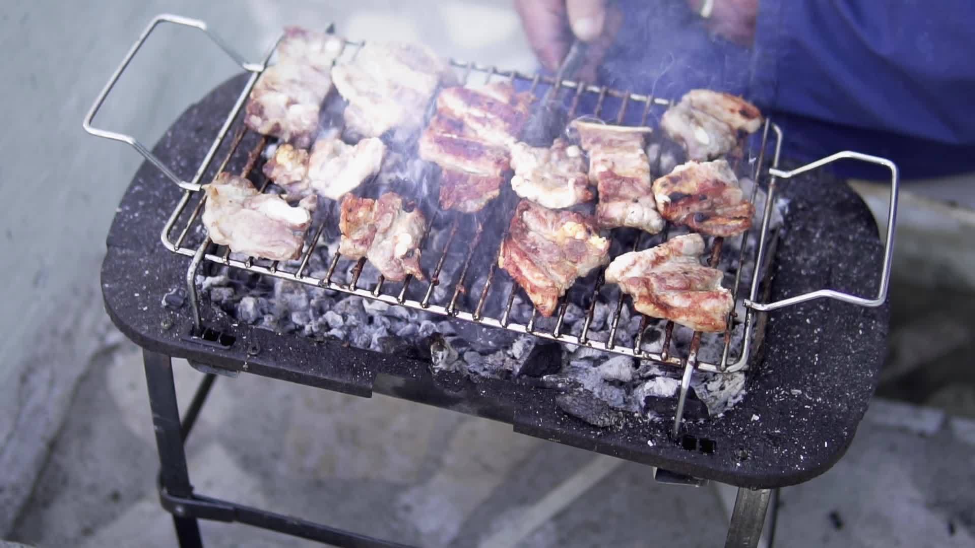 花园外的烧烤烧烤为家庭午餐和晚餐做饭视频的预览图
