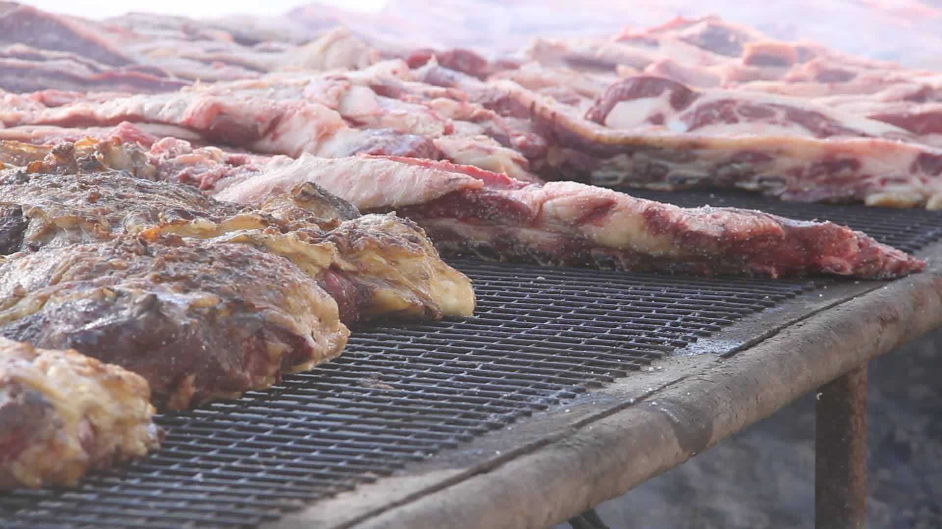 典型的阿根廷胃法烧烤视频的预览图