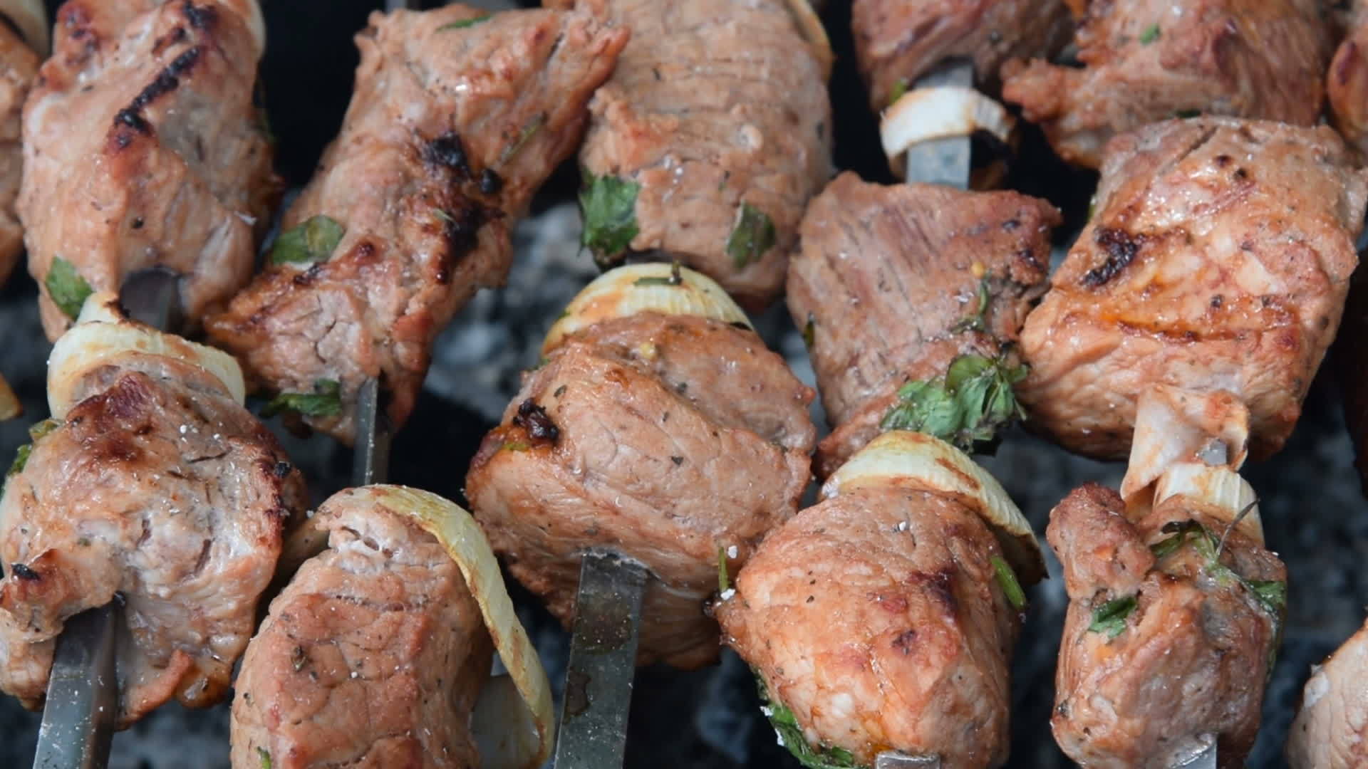 户外烧烤炉煮开胃肉视频的预览图