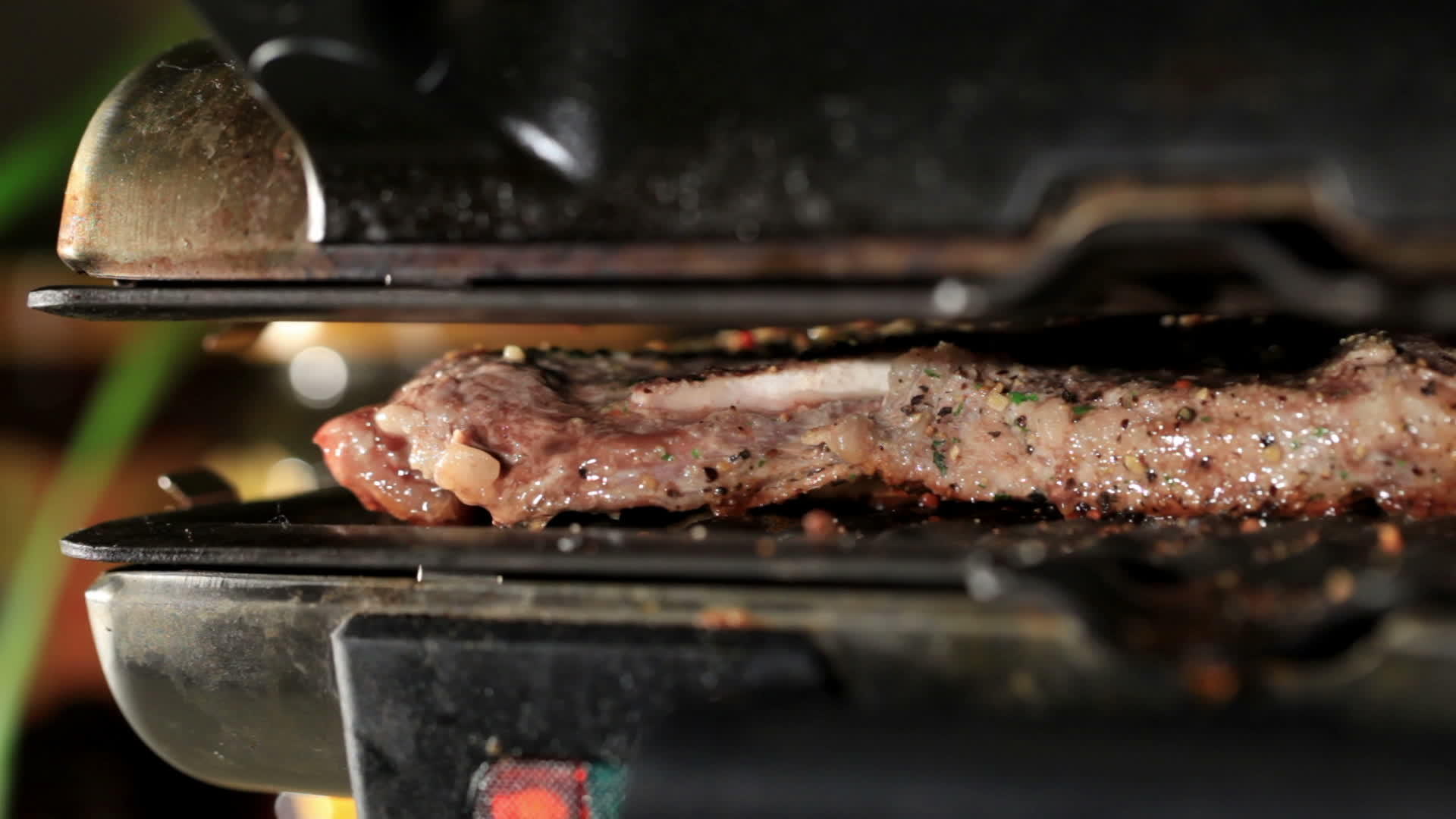 肉肉在bbq上视频的预览图