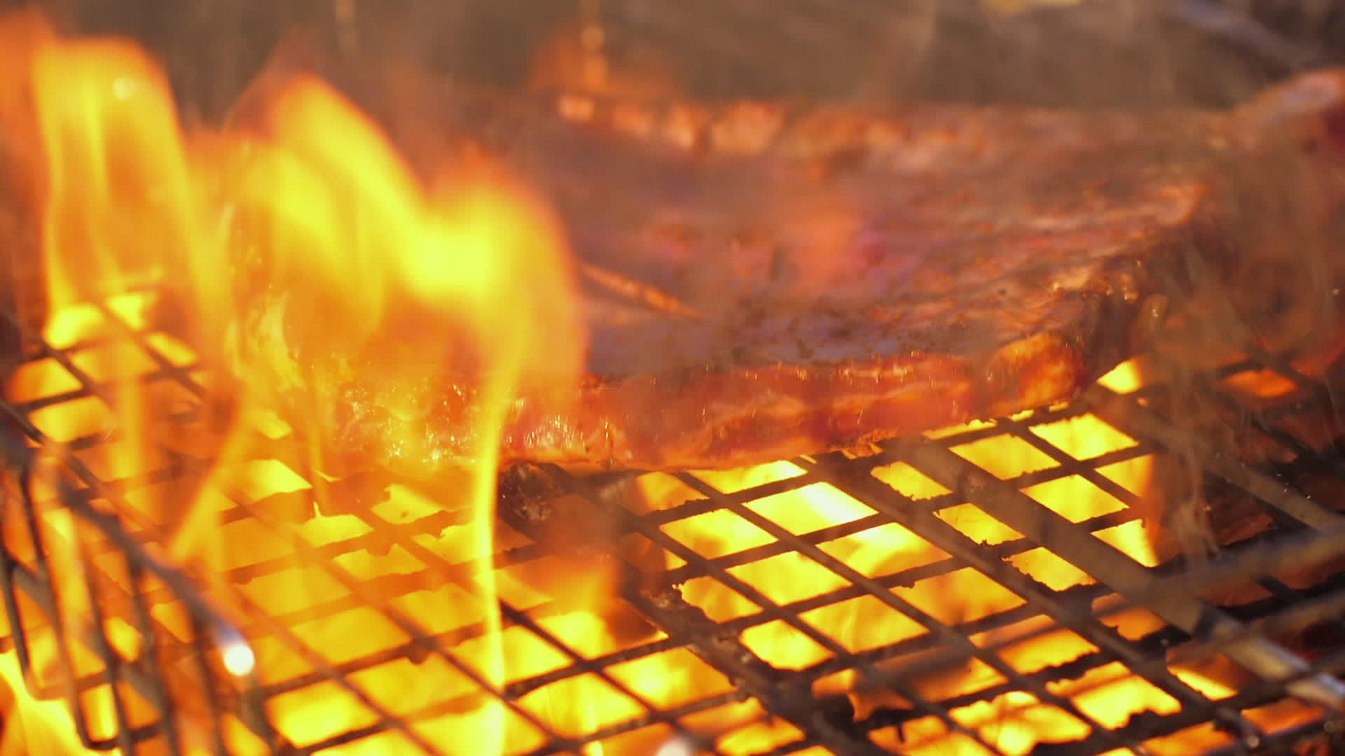 烤炉上的烤猪排视频的预览图