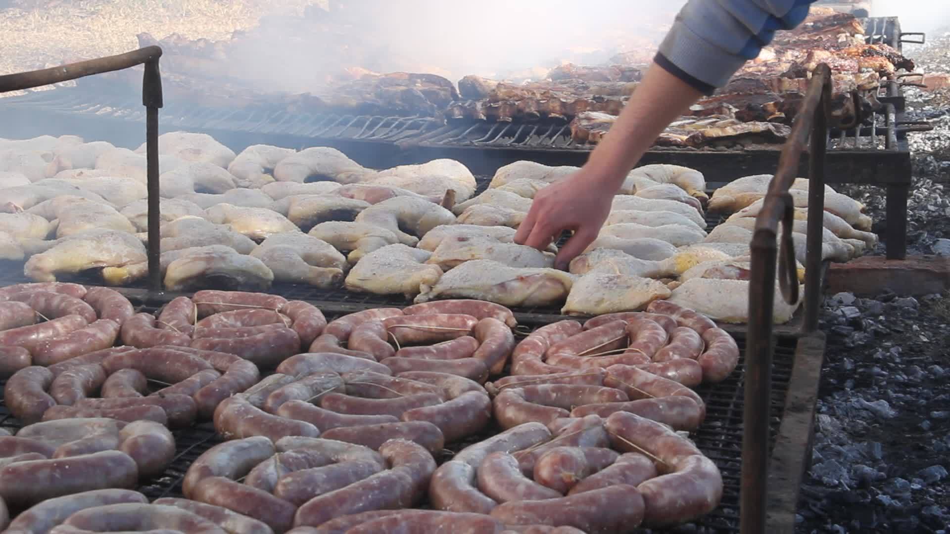典型的阿根廷胃法烧烤视频的预览图