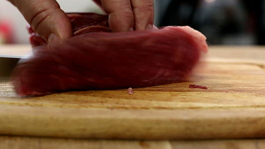 在切肉板上切牛肉视频的预览图
