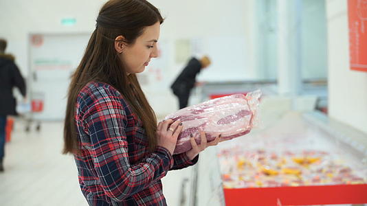 女性在超市购买肉类4k视频视频的预览图