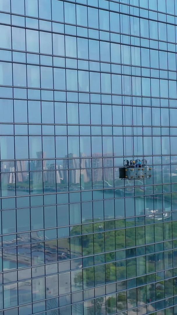 城市高空作业人员航拍视频的预览图