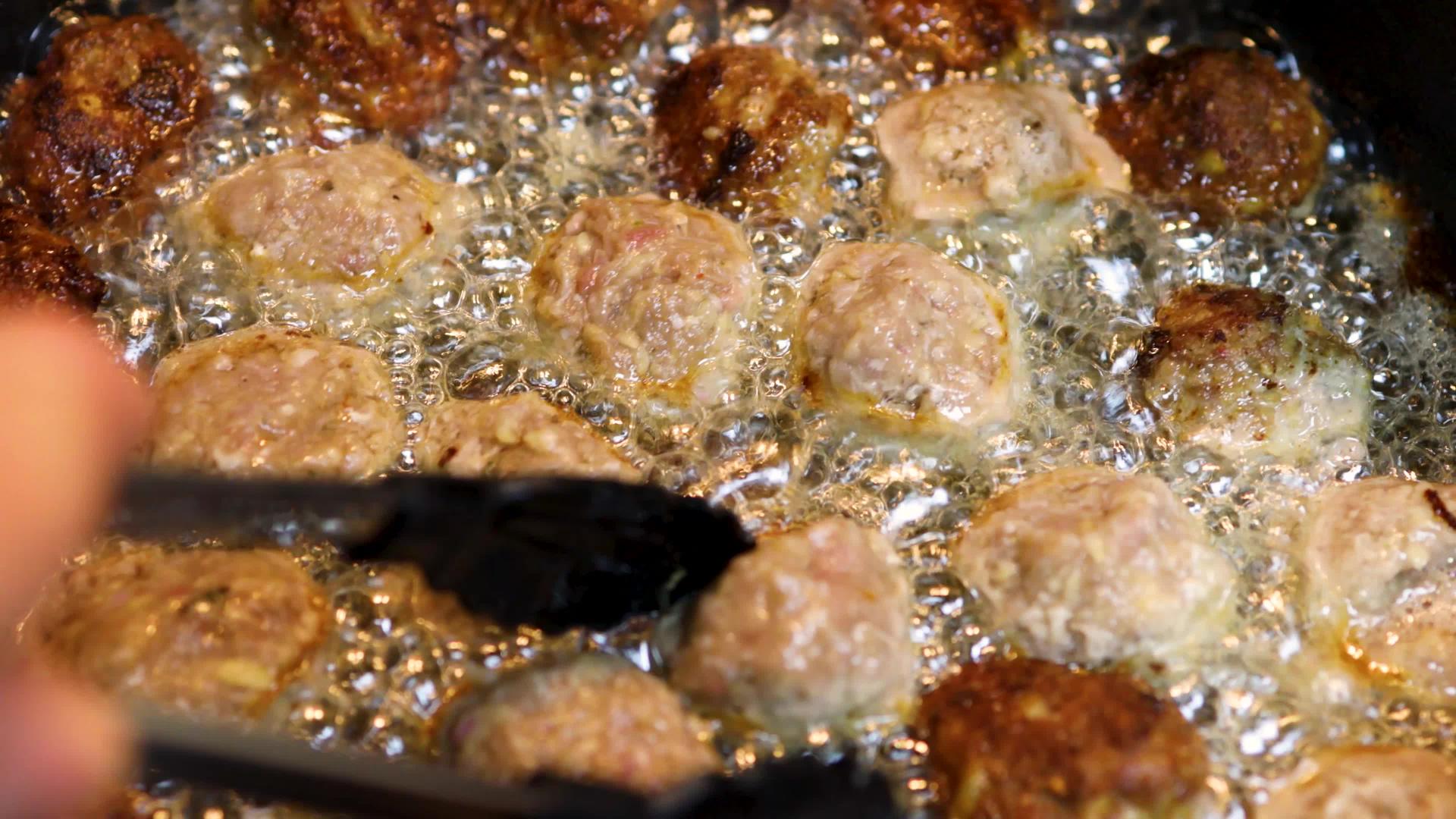 不健康的快速配菜在起泡油中油炸的概念视频的预览图