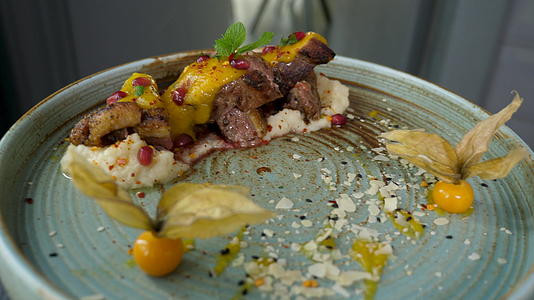 烤鸭胸肉和土豆泥是烤鸭奶和土豆泥的盘子视频的预览图