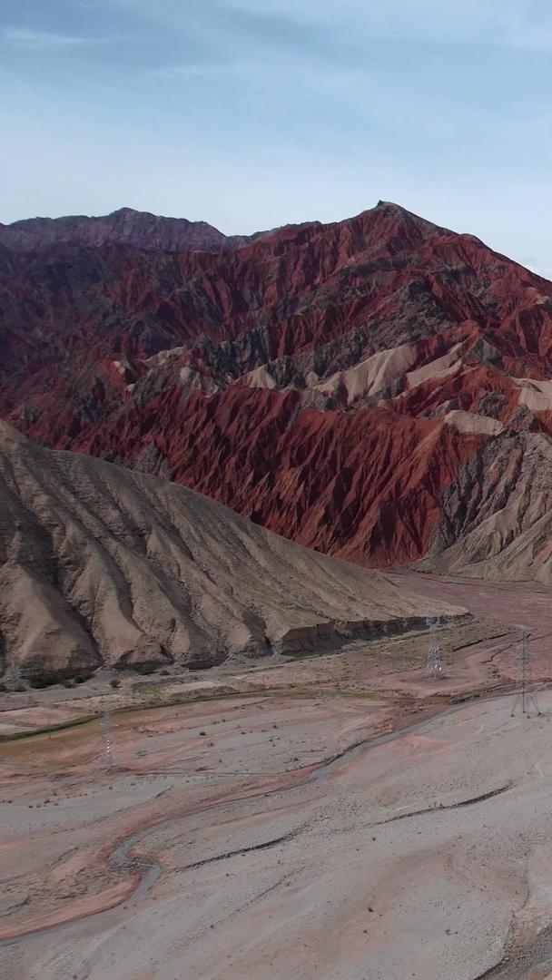 拍摄新疆南部丹霞地貌雪山谷视频视频的预览图