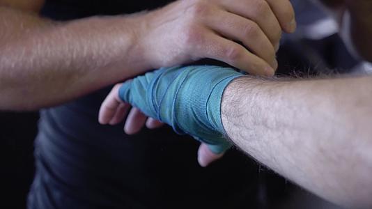 男战斗前男子用手腕系上蓝带在拳击前佩戴和准备视频的预览图