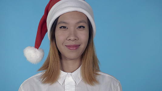美丽的韩国女孩圣诞节时光视频的预览图