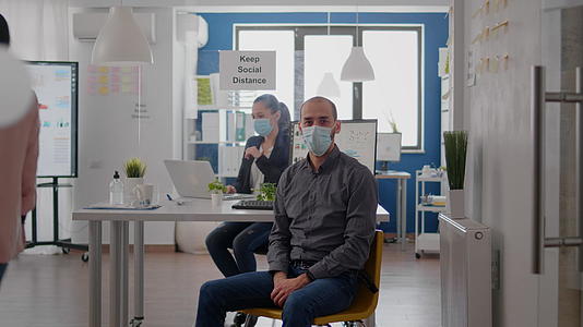 戴着防护口罩的企业家男子在抗战中的肖像视频的预览图