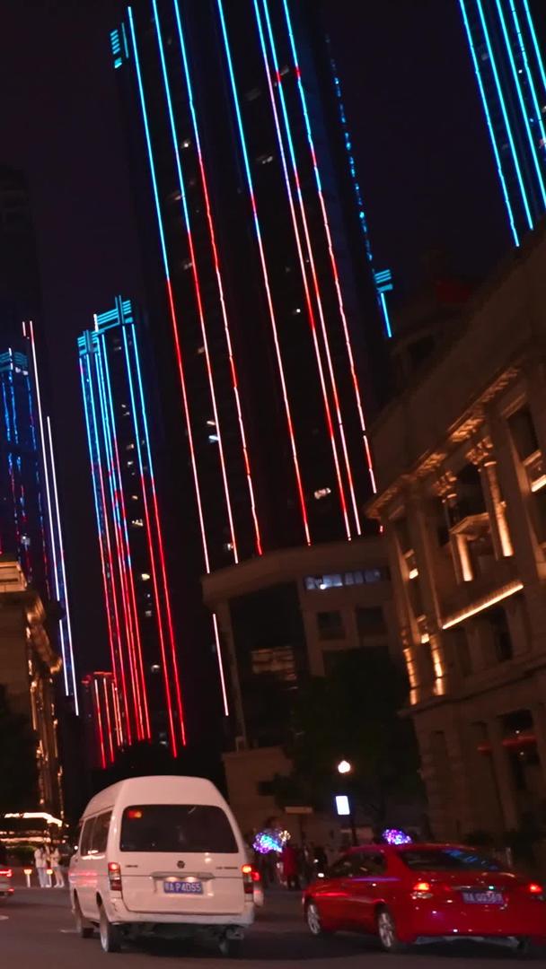 城市夜景交通地标钟楼街景交通素材视频的预览图