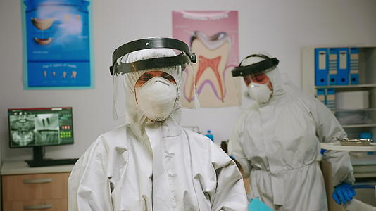 口腔科学家带覆盖物和口罩的疲劳女性肖像视频的预览图