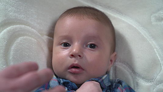 新生儿蓝眼睛的肖像视频的预览图