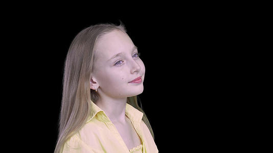 可爱的女孩肖像以绿色背景为背景视频的预览图