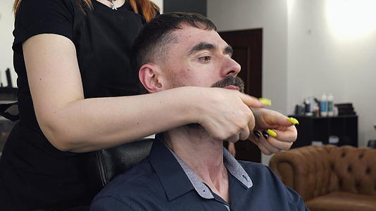 像胡子的男人在理发店按摩胡子和胡子男理发师视频的预览图