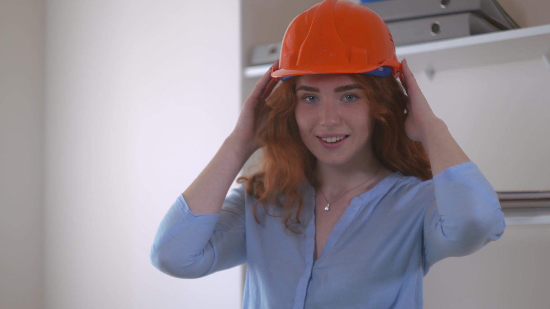 戴硬帽的红发建筑师视频的预览图
