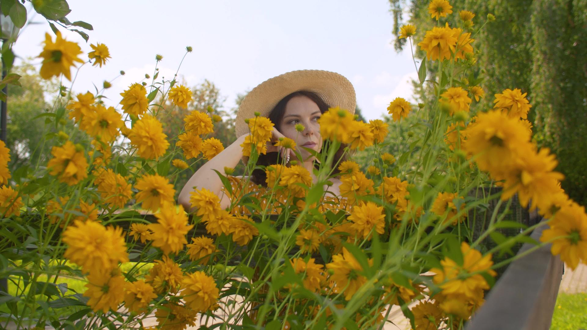 迷人的女人在花朵中的肖像视频的预览图