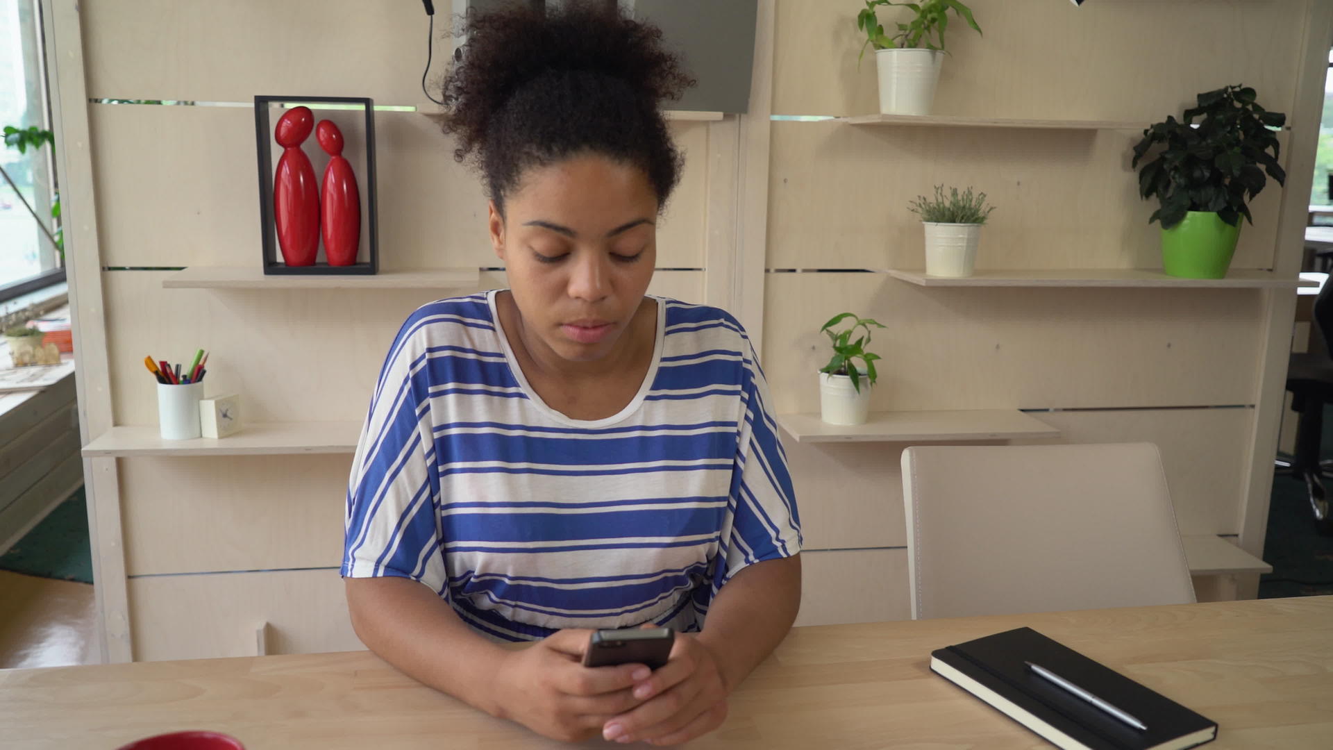 混血种族妇女在智能手机上使用应用程序视频的预览图