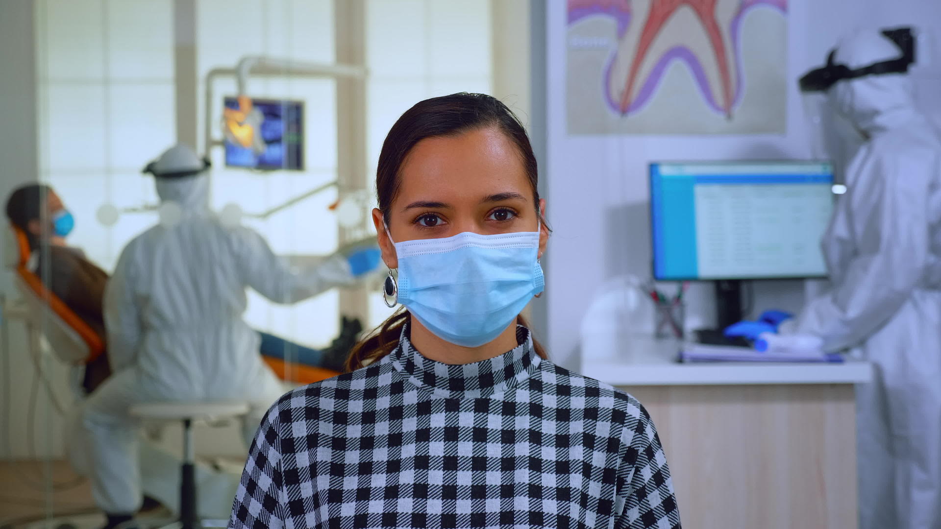 牙科办公室戴着口罩看摄像机的女性肖像照片视频的预览图