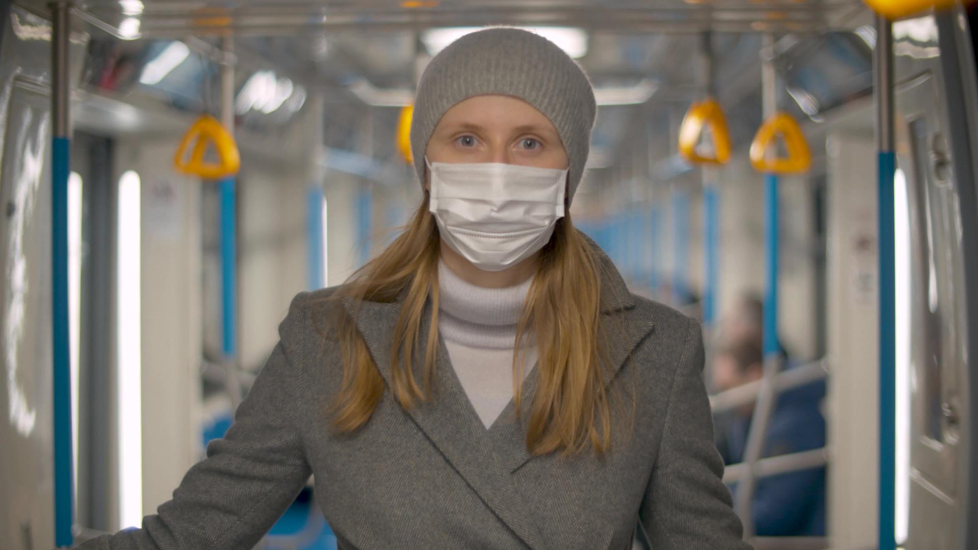 地铁车厢里戴着面具的漂亮女人视频的预览图