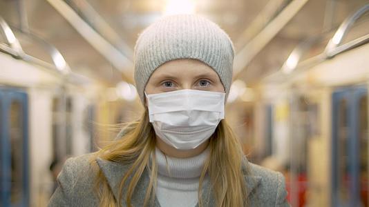 女性在地铁里戴口罩的肖像视频的预览图