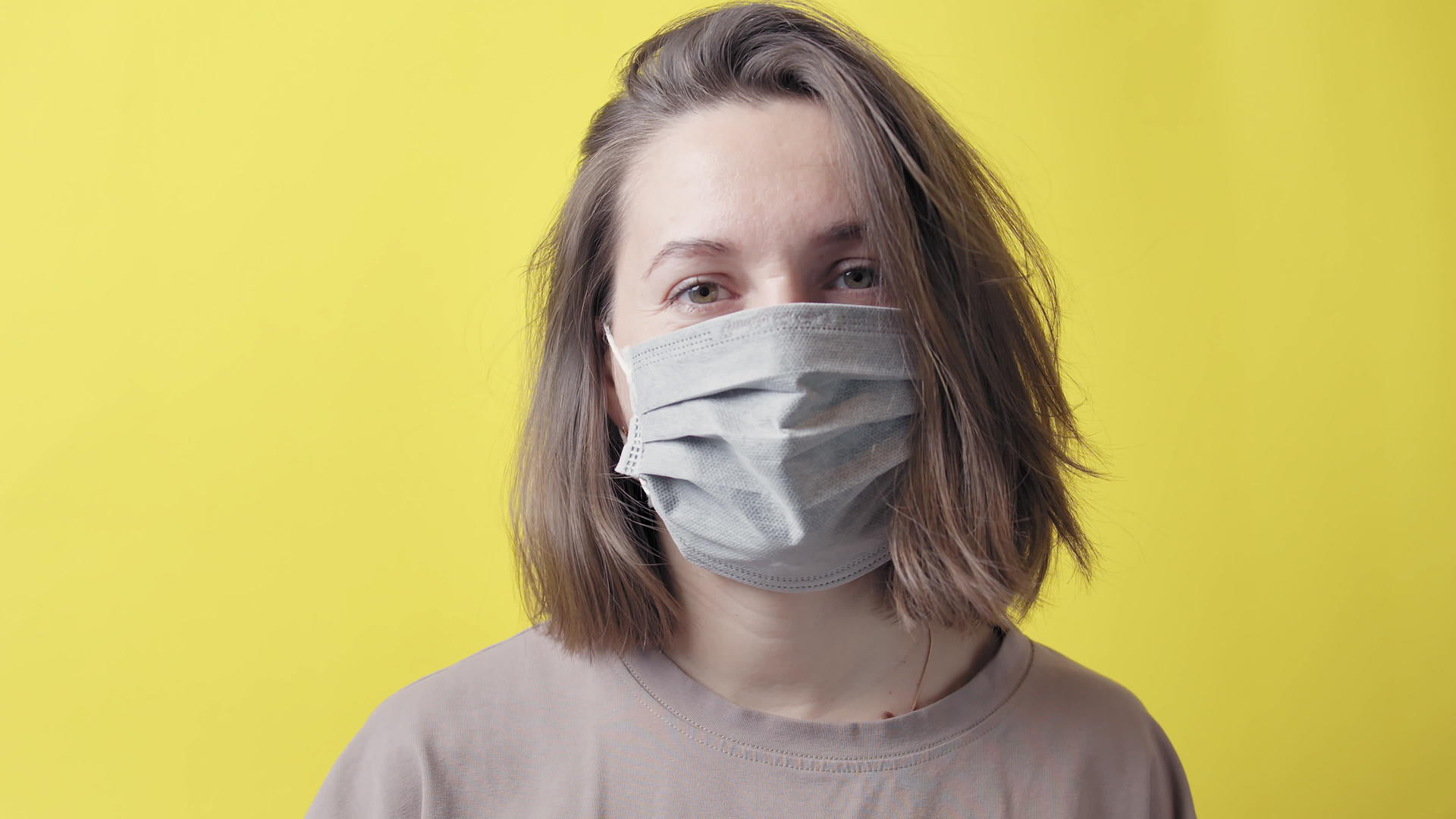 一个戴着医疗面具的女孩的肖像视频的预览图