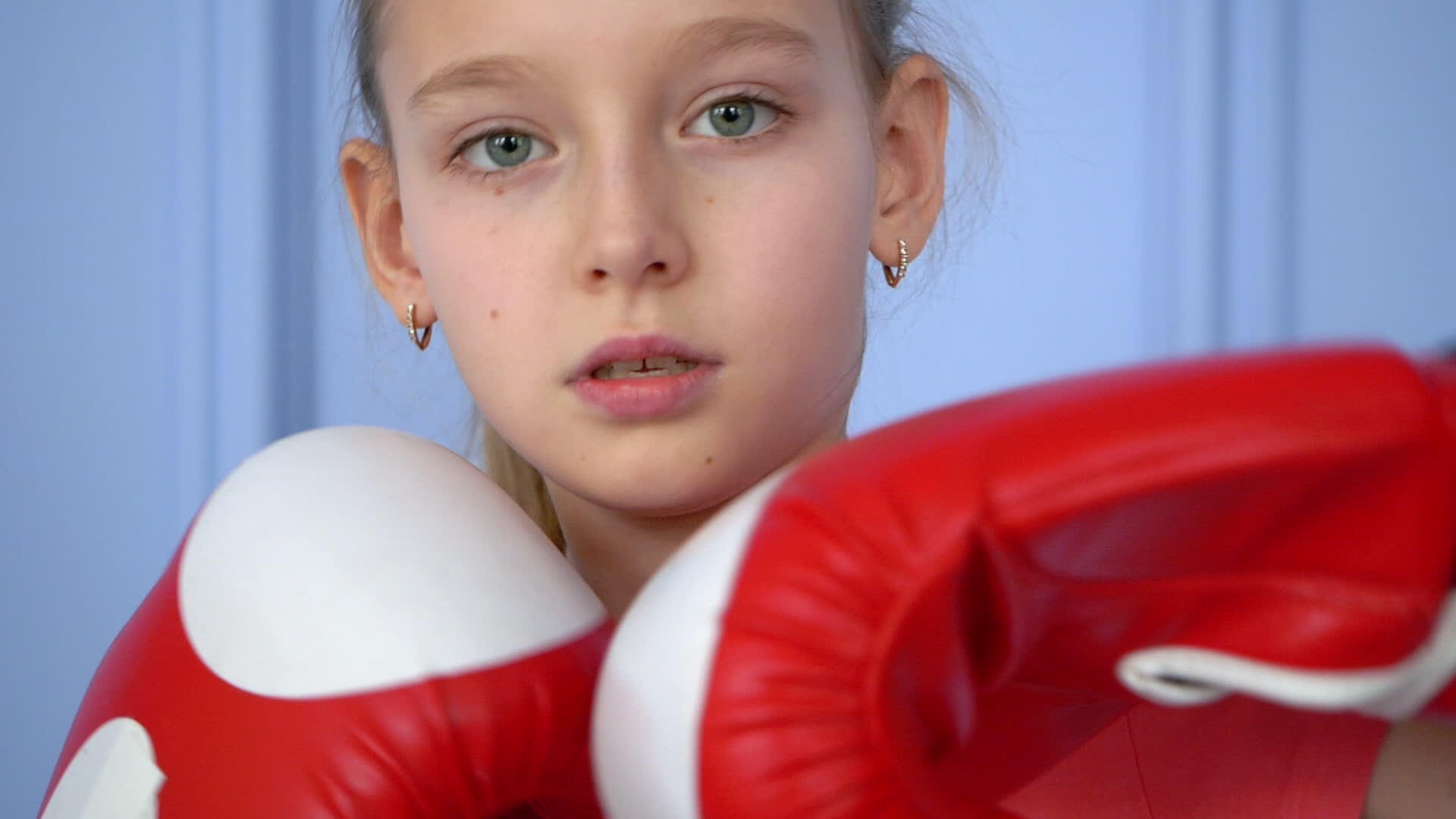 肖像女拳击手慢动作拳击手套训练视频的预览图