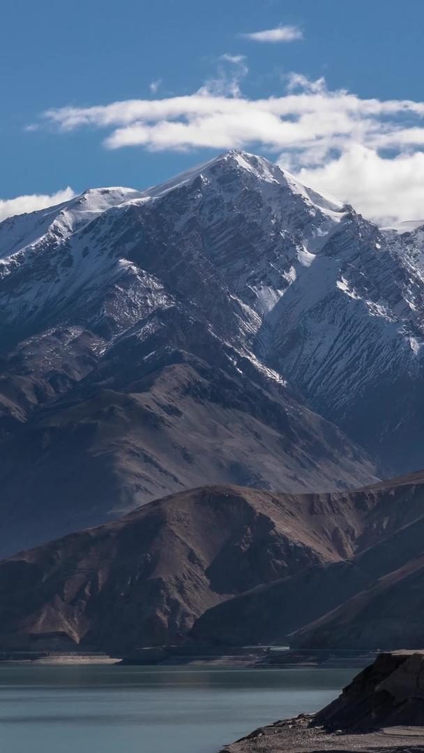 新疆南部帕米尔高原昆仑山脉和高原湖泊延时视频视频的预览图