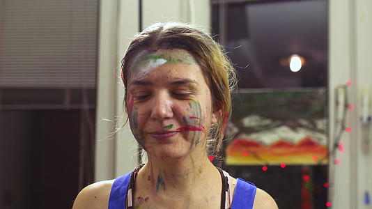 一位女艺术家的肖像脸上涂满了笨拙的女孩视频的预览图