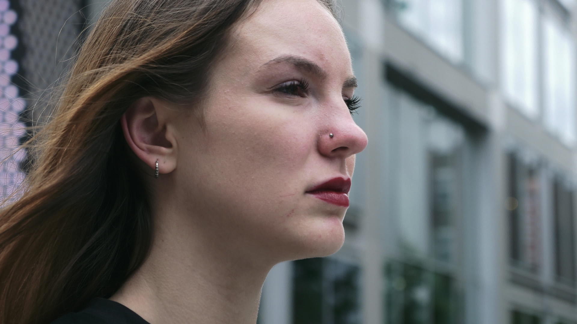 城市年轻女性的面貌视频的预览图
