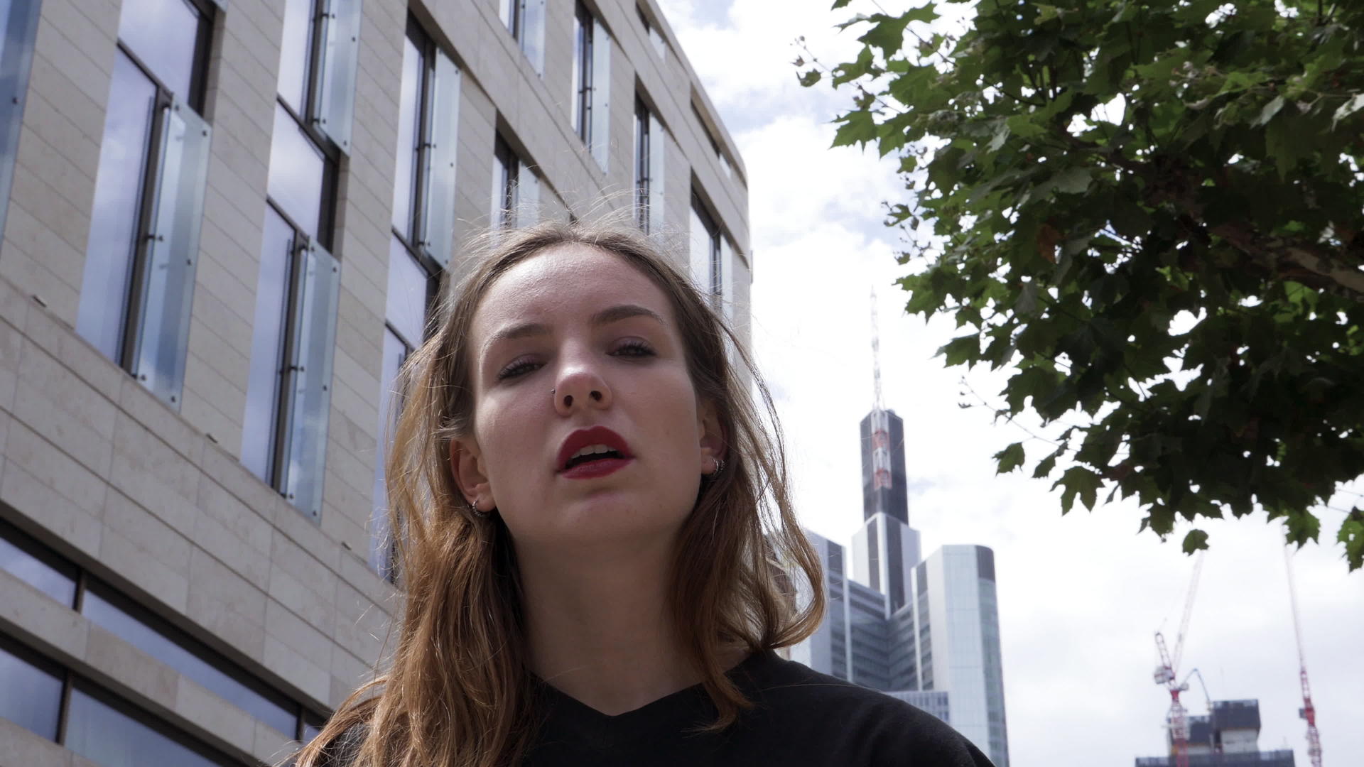 城市环境中一名年轻女子的低角肖像视频的预览图